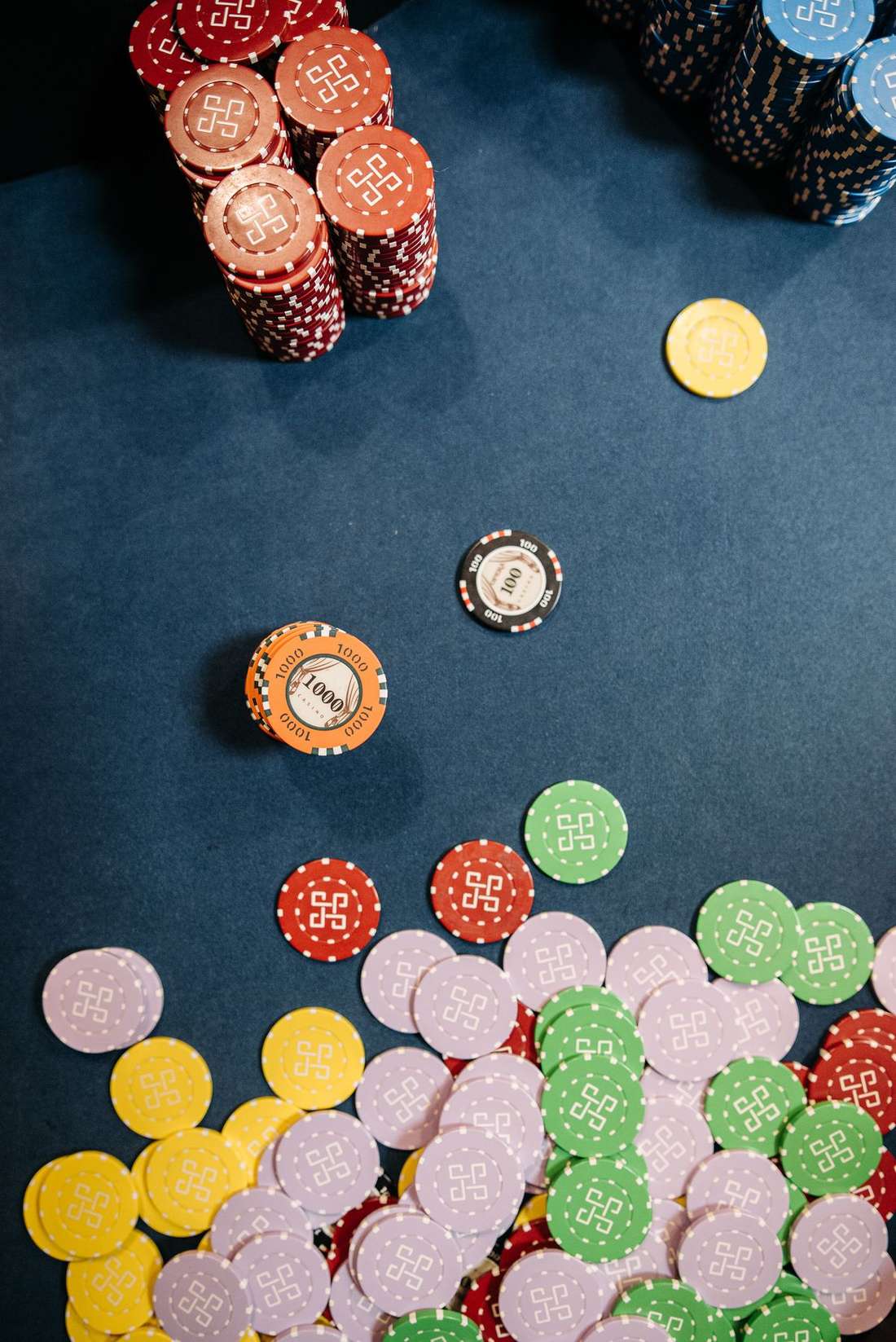 Chip permainan sebagai ilustrasi cashback slot mingguan