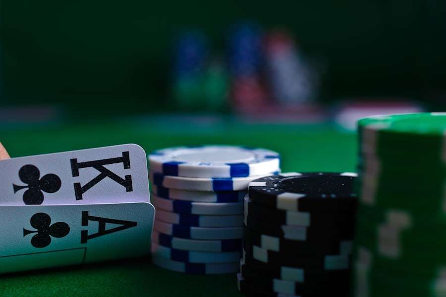 Kartu poker dan chip di atas meja hijau