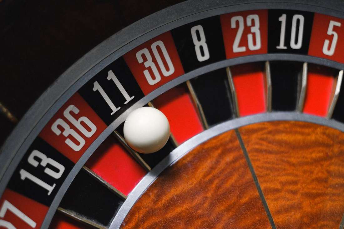 Roda roulette di studio dealer langsung