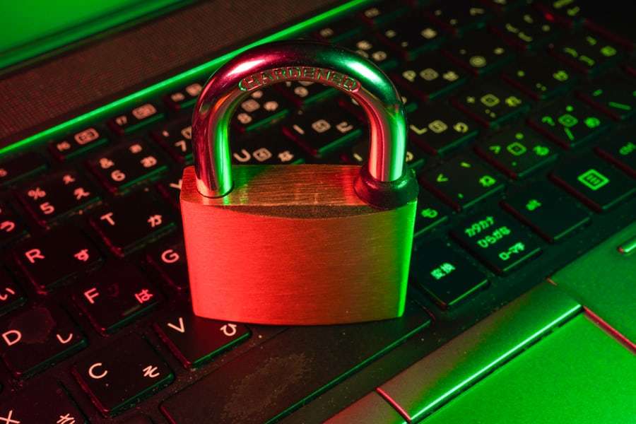 Gembok digital sebagai simbol keamanan akun