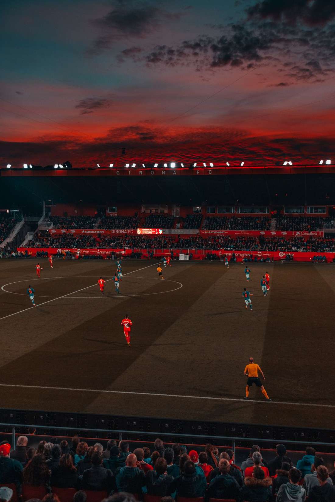 Stadion sepak bola dengan lampu sorot menyala